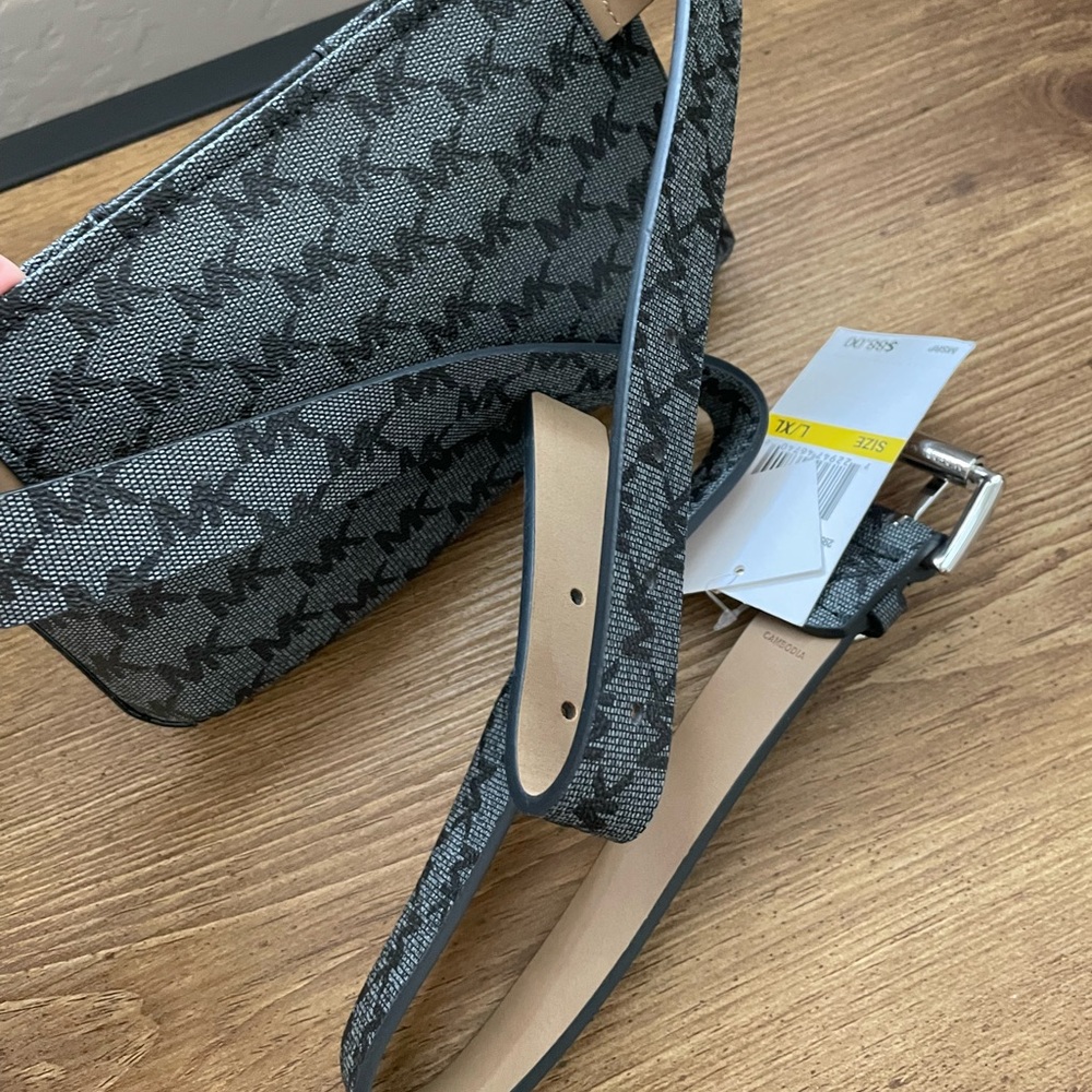 Michael Kors Belt Bag / Crossbody - Picture 4 of 10